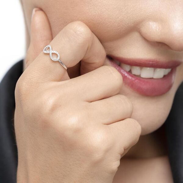 Infinityring mit Diamanten, 18 Karat Wei�gold 